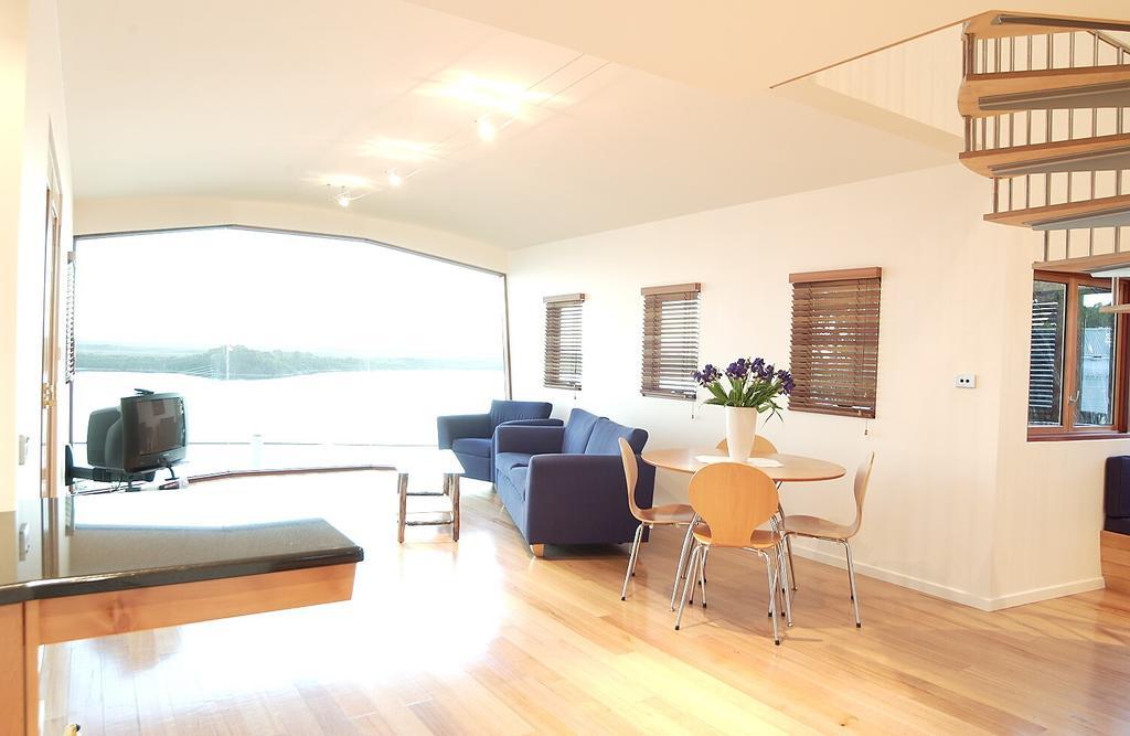 Wheelhouse Apartments Strahan Phòng bức ảnh